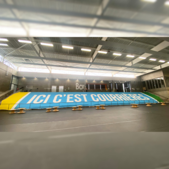 Tifo aux couleurs de la ville de Courrières avec son slogan "Ici c'est Courrières"
