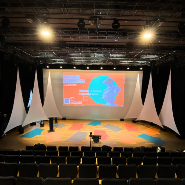 Conférence Cerfrance au Louvre-Lens : Triangle tendu et tapis moquettes personnalisés!