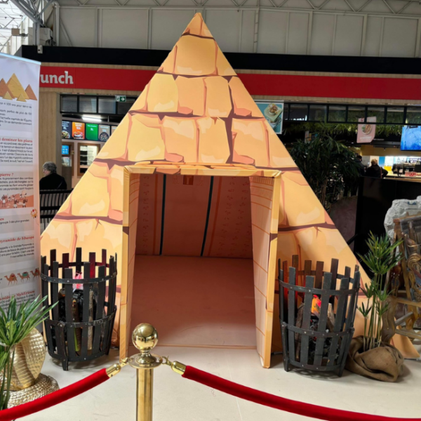 Voyagez au cœur de l’Égypte grâce à la pyramide en metallo-textile !
